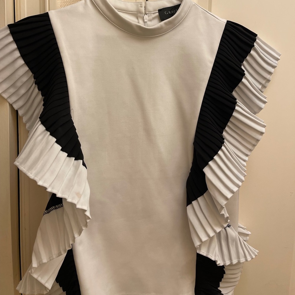 GRACIA Top. 
Bicolor Pleat Sleeveless Top